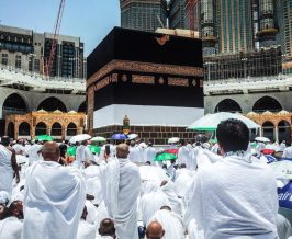 ilustrasi orang haji yang berada di Ka'bah