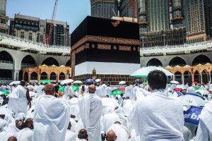 ilustrasi orang haji yang berada di Ka'bah