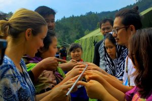 ilutsrasi gathering keluarga dengan kegiatan outbound