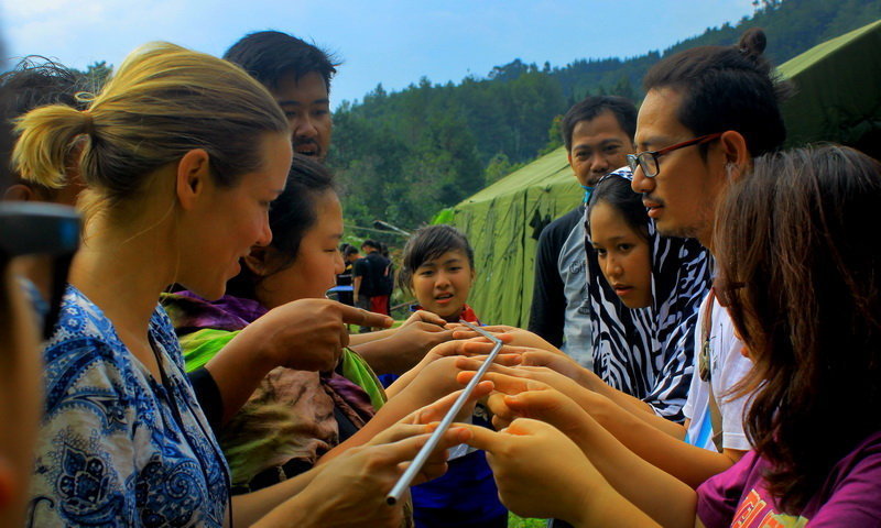 ilutsrasi gathering keluarga dengan kegiatan outbound